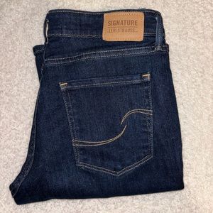 Women’s signature Levi jeans size 6. Midrise, bootcut. Dark wash.